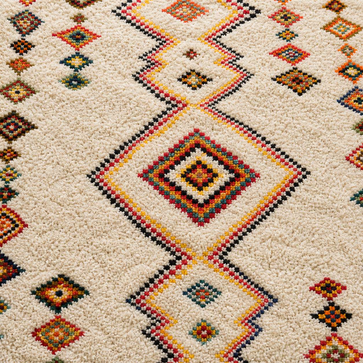 Tapis Berbère Azilal – Motifs Amazighs Verticaux sur Fond Blanc