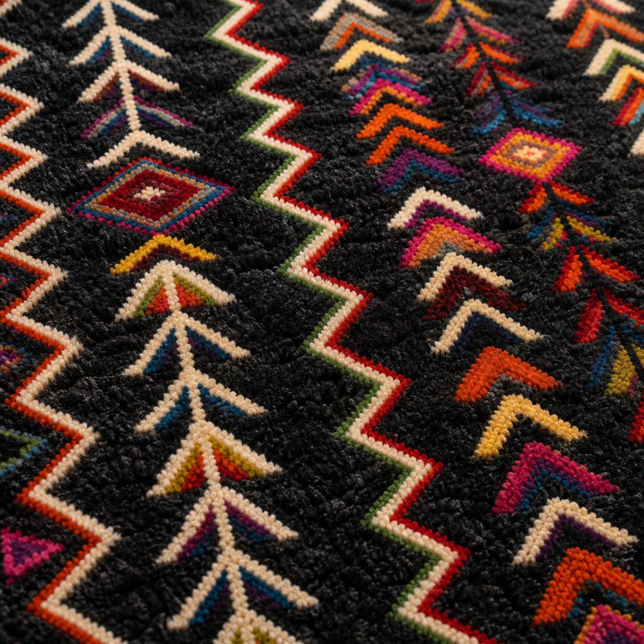 Tapis Berbère Azilal – Motifs Amazighs Verticaux sur Fond Noir