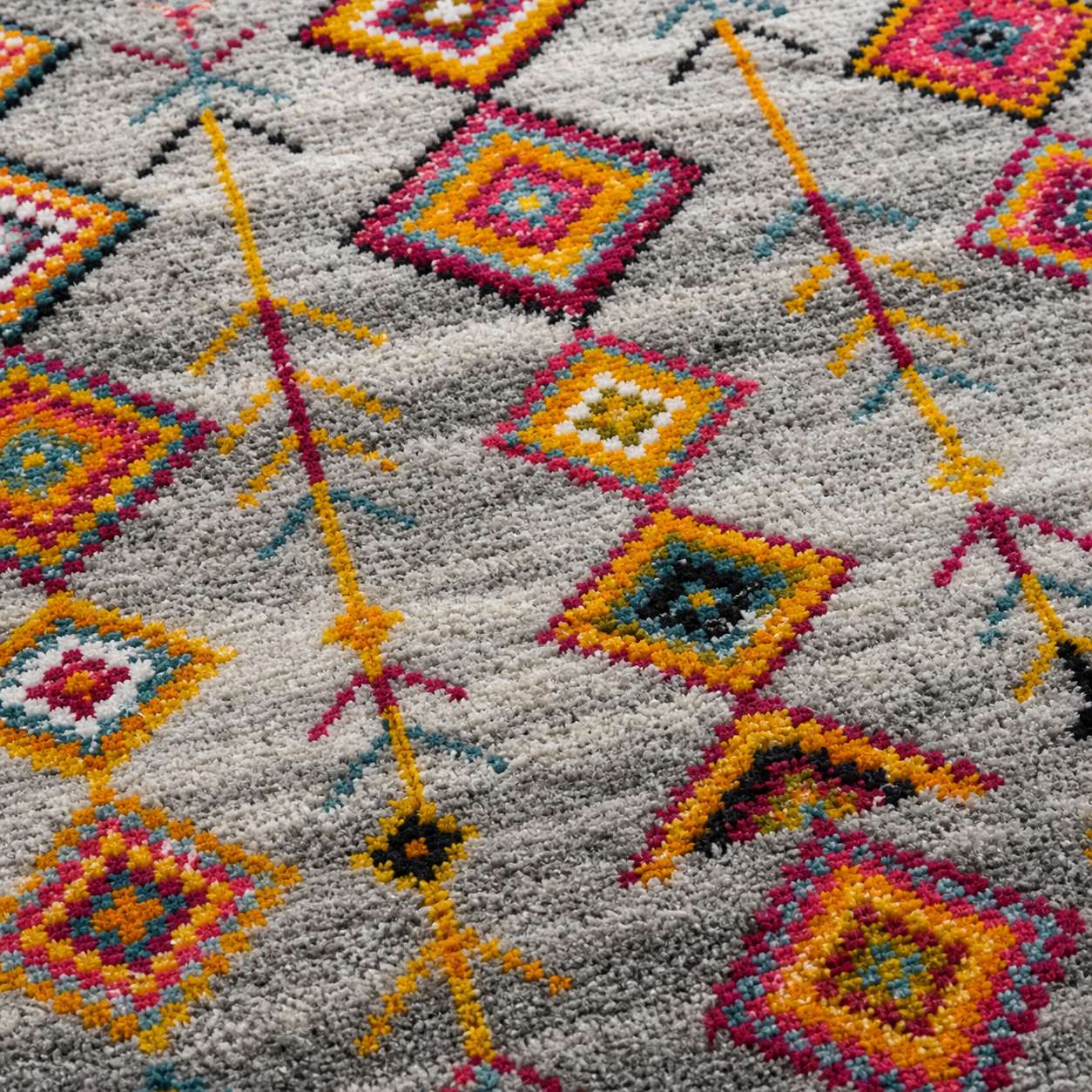 Tapis Berbère Azilal – Motifs Amazighs sur Fond Gris Chiné
