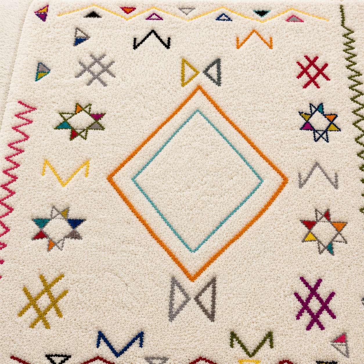 Tapis Berbère Azilal – Motifs Amazighs Asymétriques sur Fond Blanc