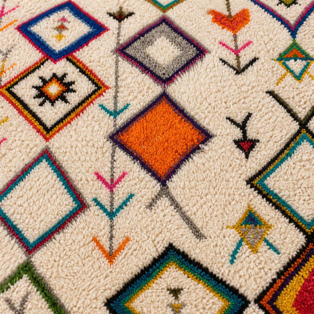 Tapis Berbère Azilal – Losanges Amazighs Crème et Lignes Fines