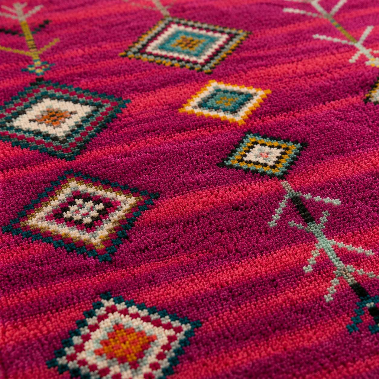 Tapis Berbère Azilal – Losanges Amazighs Suspendus sur Fond Rose