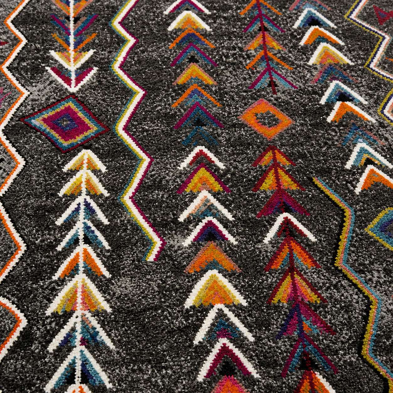 Tapis Berbère Azilal – Flèches Amazighes Zigzag sur Fond Noir